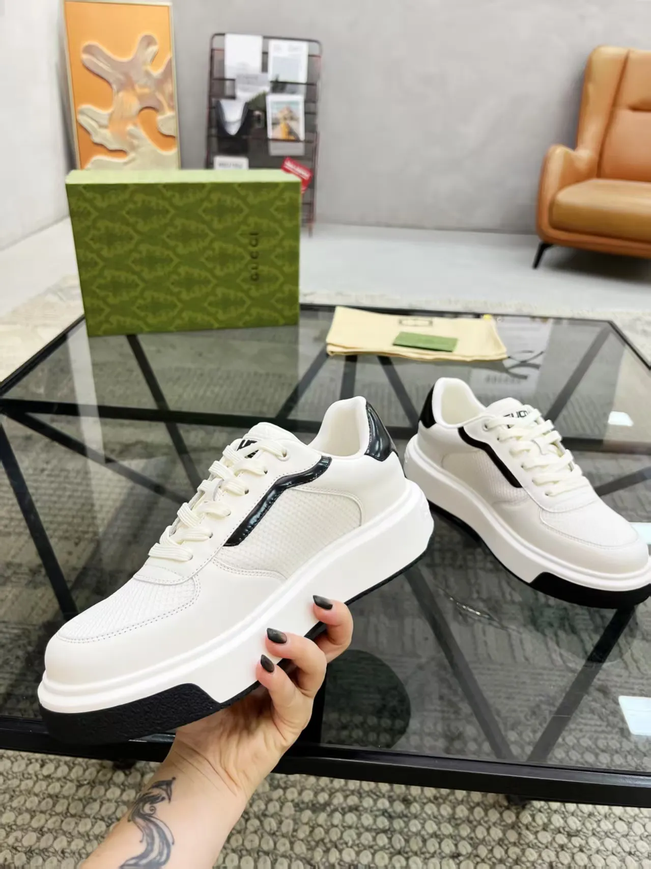 P440 new men's shoes GUCCI [Lightning] latest shoes are shipped. Original quality, fashionable, made of special materials, sheepskin lining, brand new packaging. The foot feels super comfortable and the workmanship is impeccable. Size: 38-45
